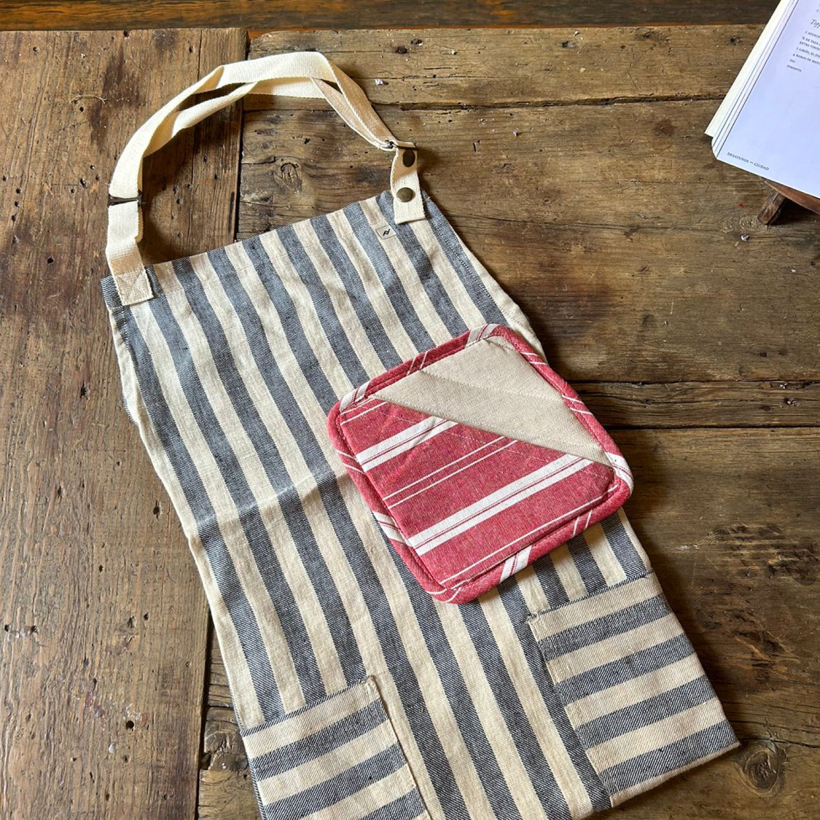 Mandil Folklórika artesanal de lino/algodón orgánico