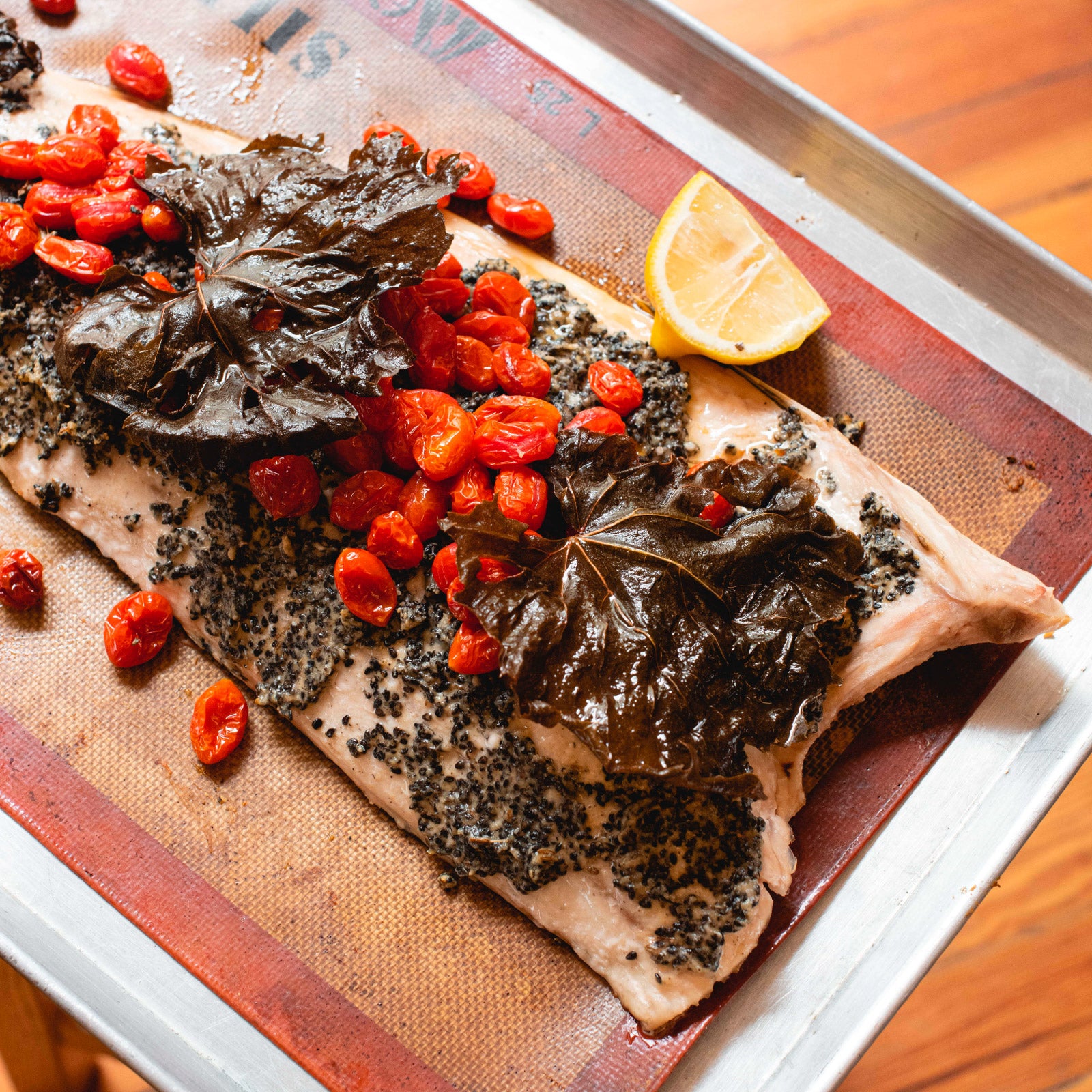 Lomo de jurel con ajonjoli negro, jitomate cherry y hoja parra frita