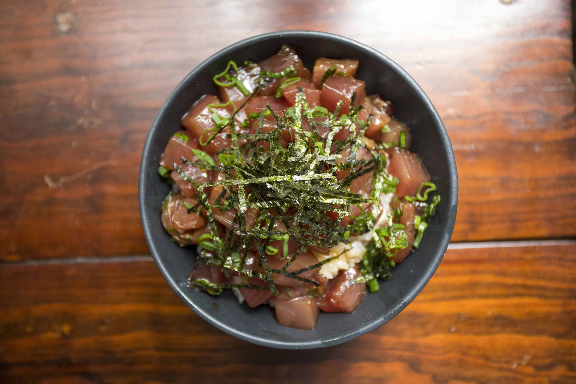 Tazón de atún marinado