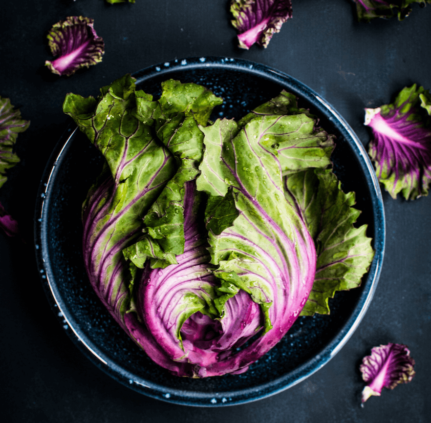 Ensalada de quinoa, col y nuez de la india