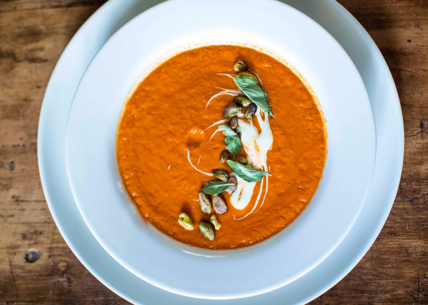 Sopa de jitomate rostizado con pistache y crema ácida