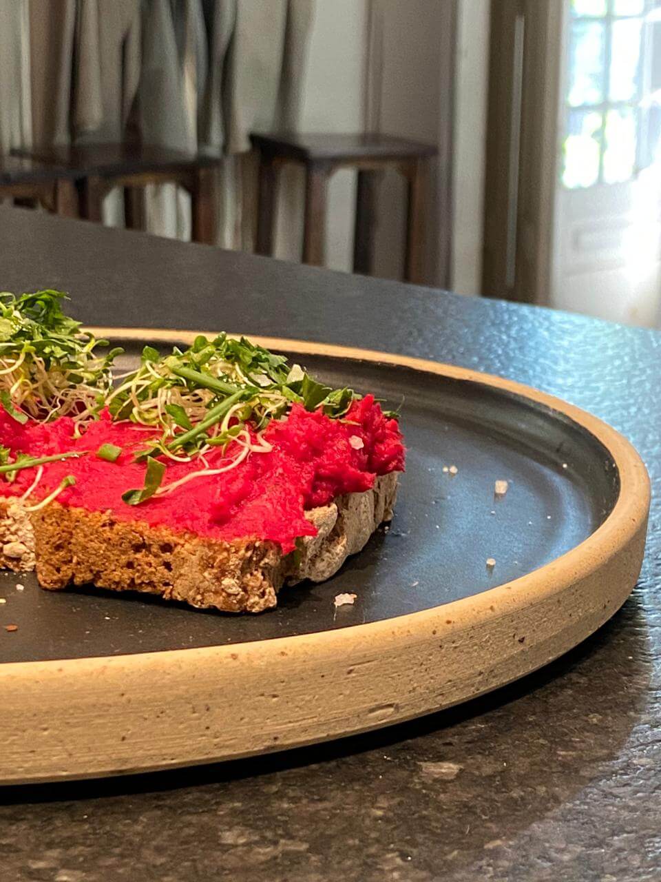 Crostini de trucha ahumada, tubérculos e hinojo