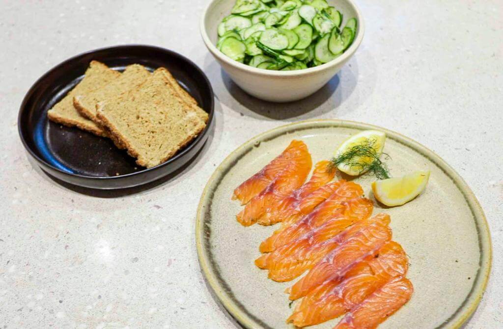 Gravlax de salmón y ensalada de pepinos