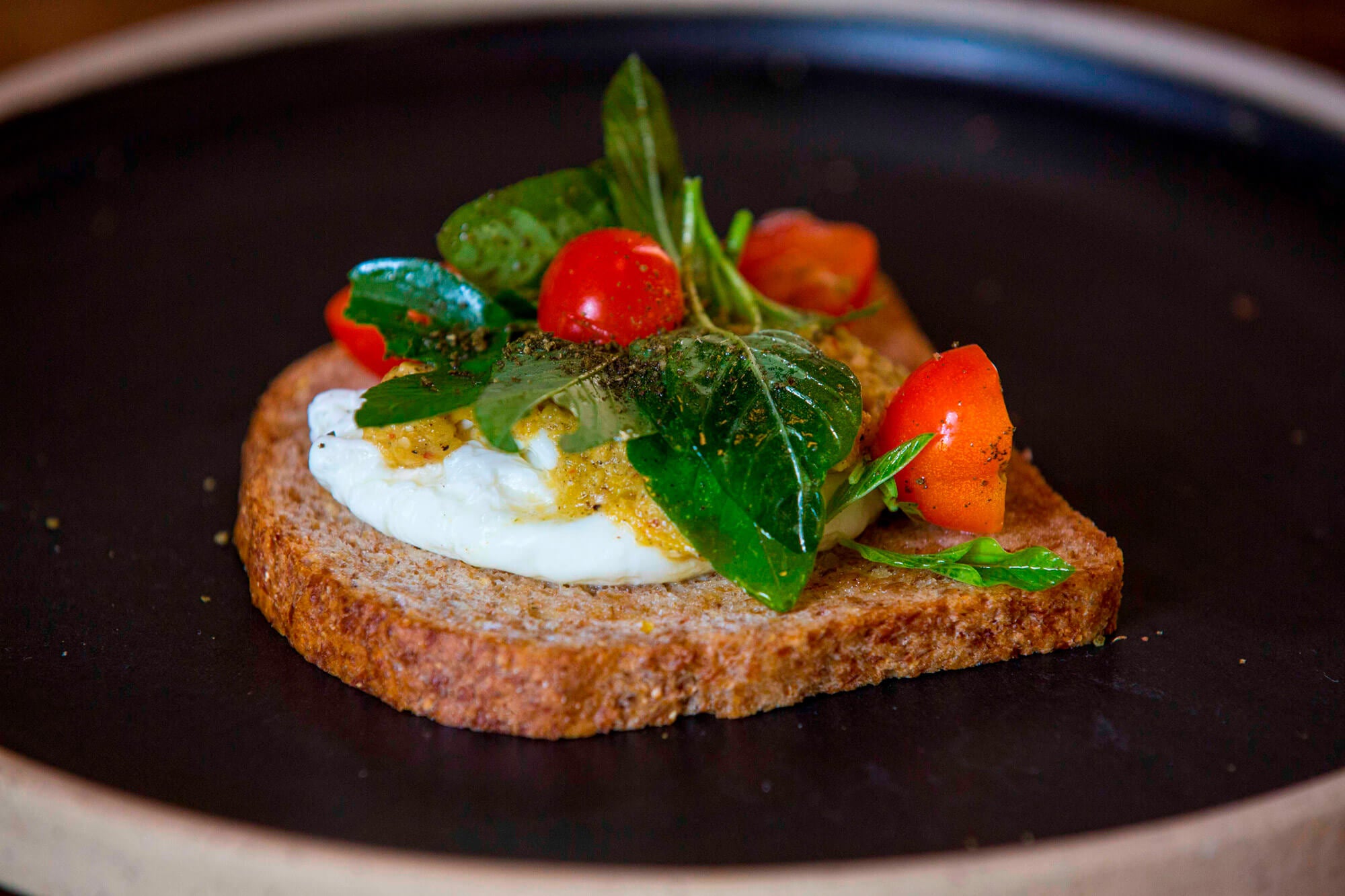Pan campesino con huevo pochado con Aires del campo