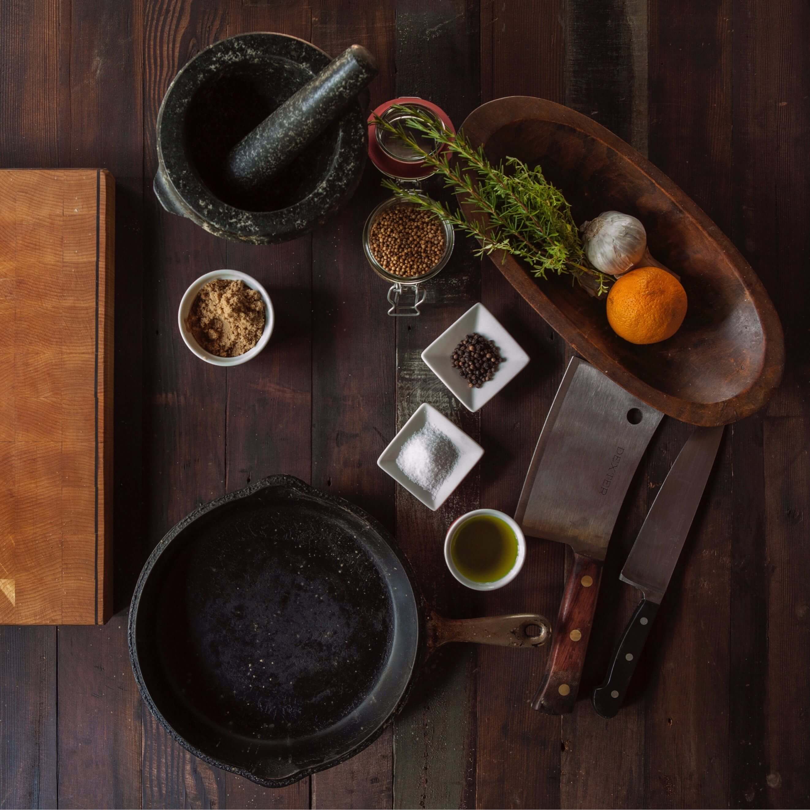 Costillas agridulces, arroz con cacahuate, ensalada cesar con avellana y peras con jengibre