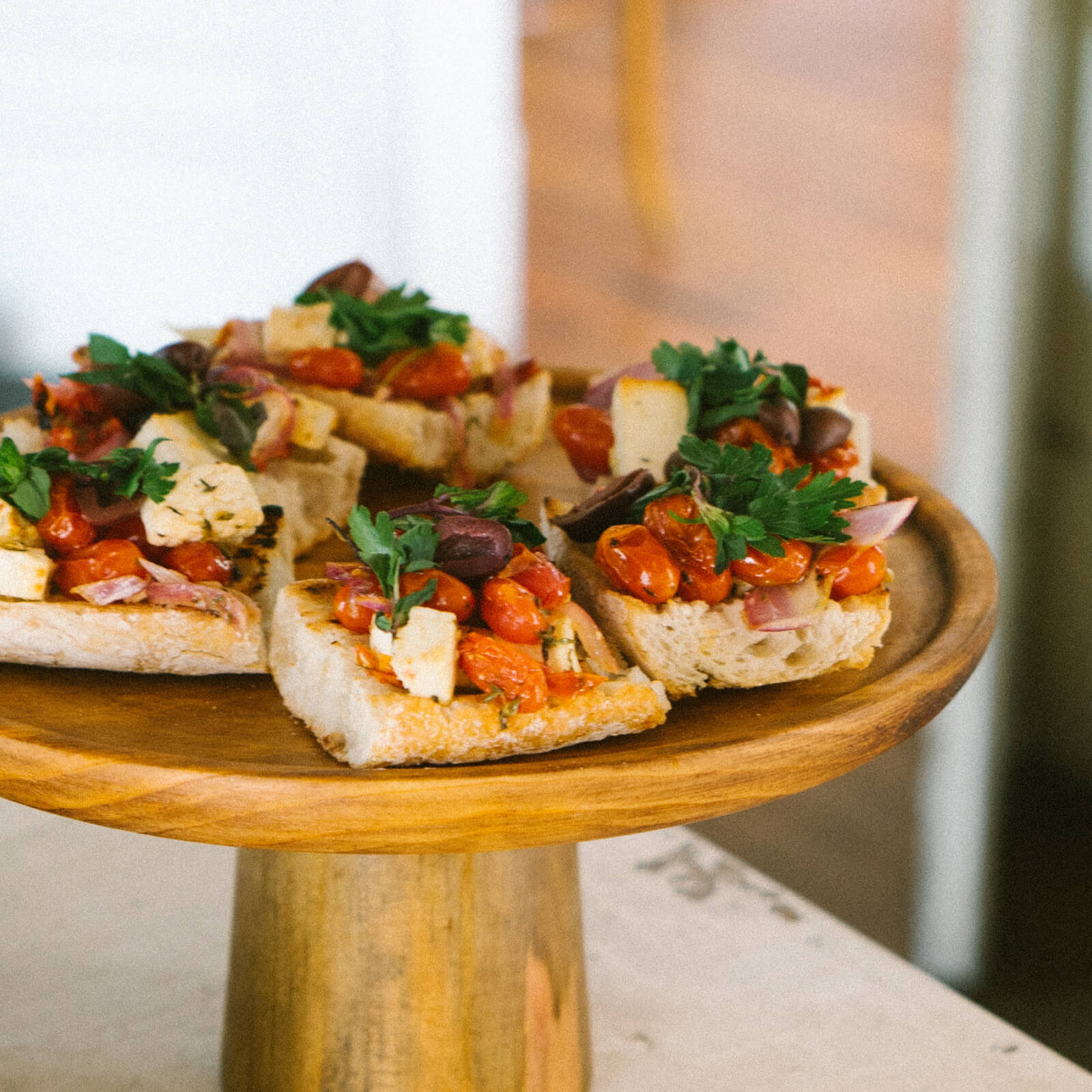 Tosta de feta y cherries rostizados
