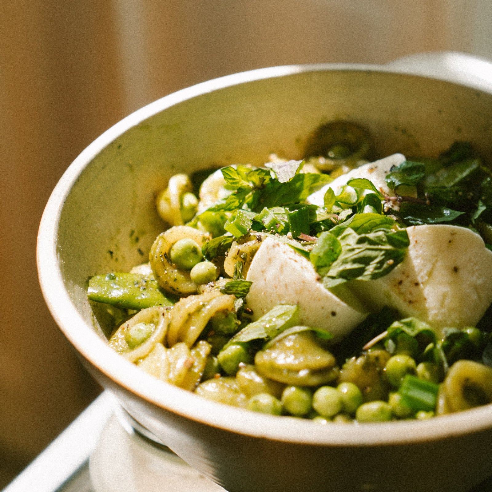 Orechiette con chícharos, menta y mozarella
