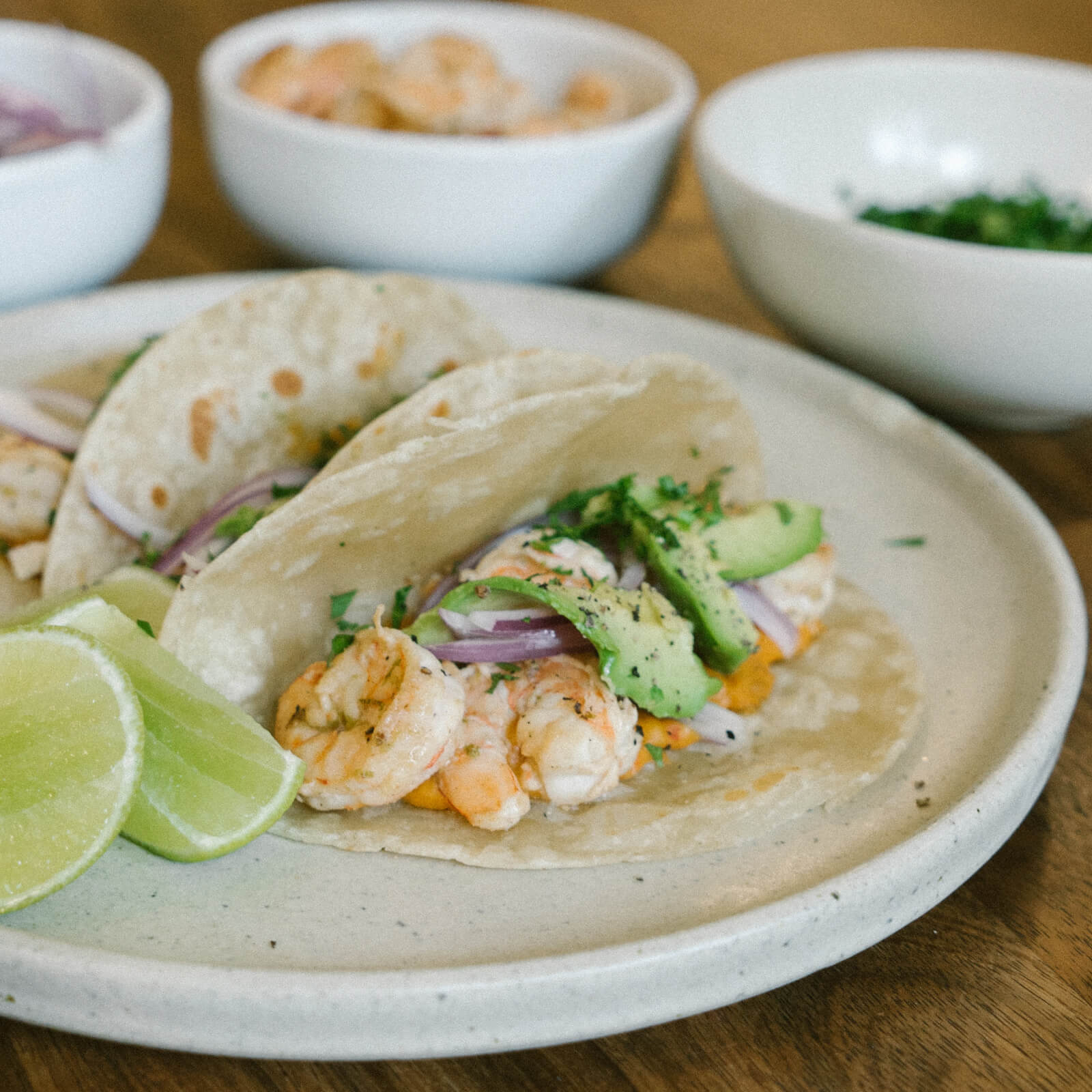 Taquitos de camarón con frijoles maneados