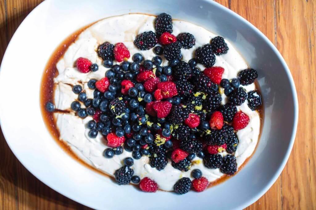 Crema de vainilla con chocolate blanco y frutos rojos