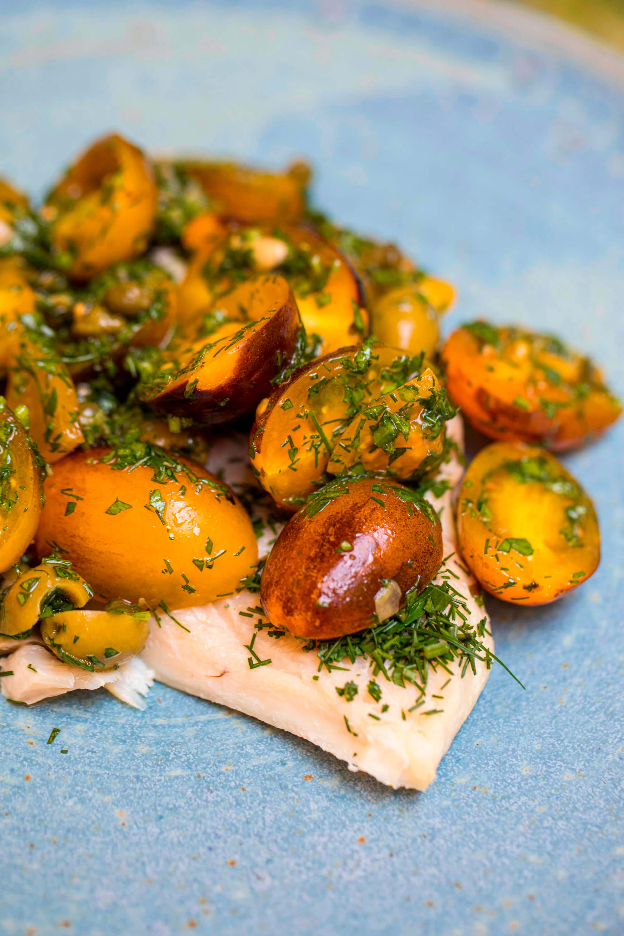 Pescado cartoccio y ensalada de jitomate cherry