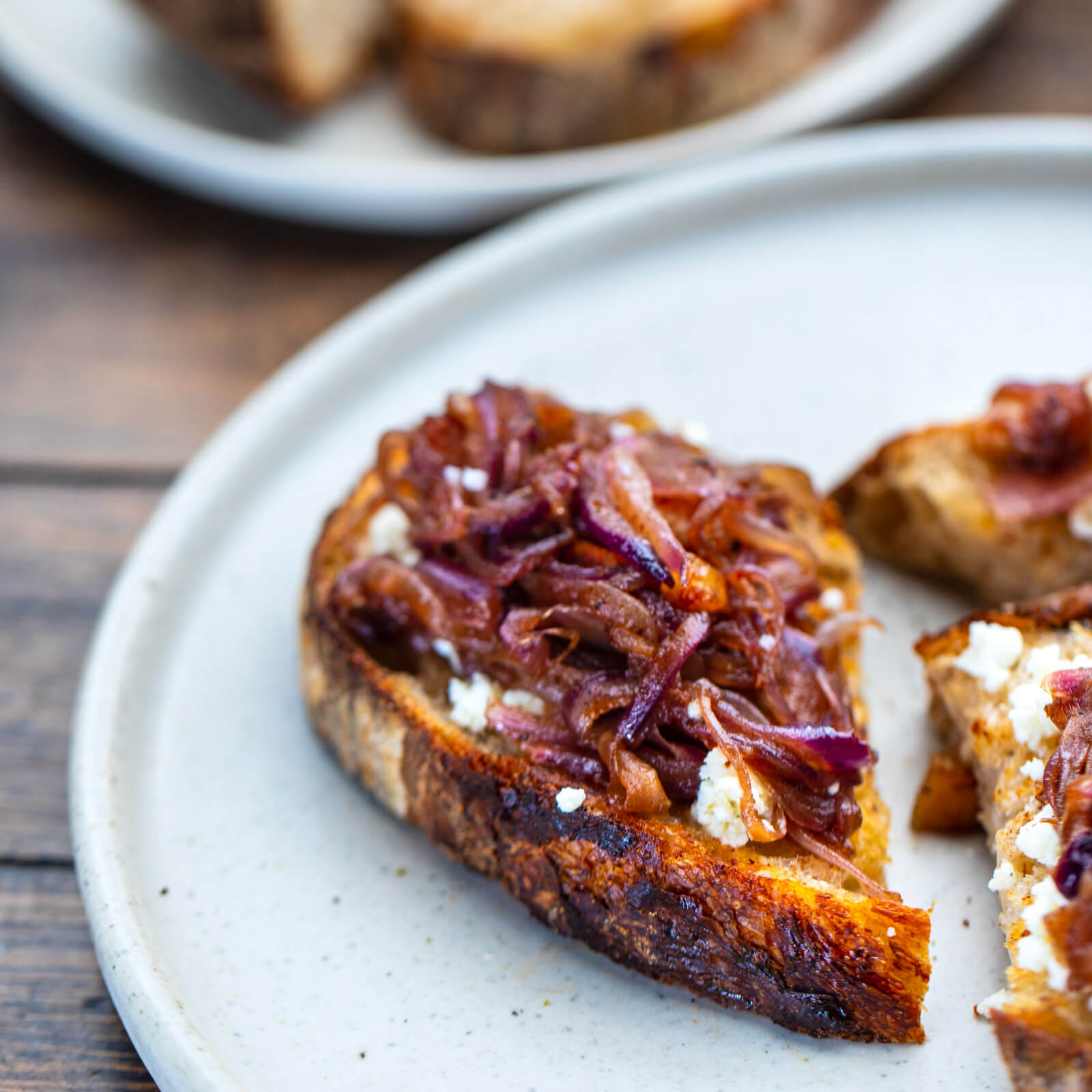 Montadito de cebolla y pancetta