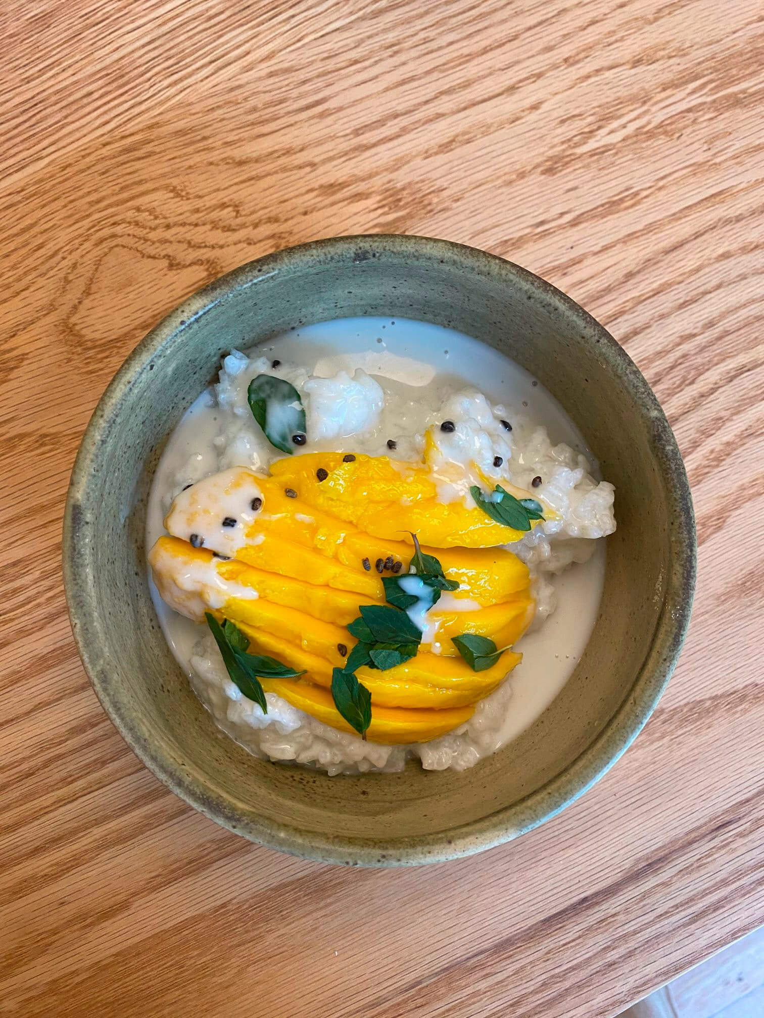 Rollitos vietnamitas, crab cakes de jaiba y sticky rice con mango