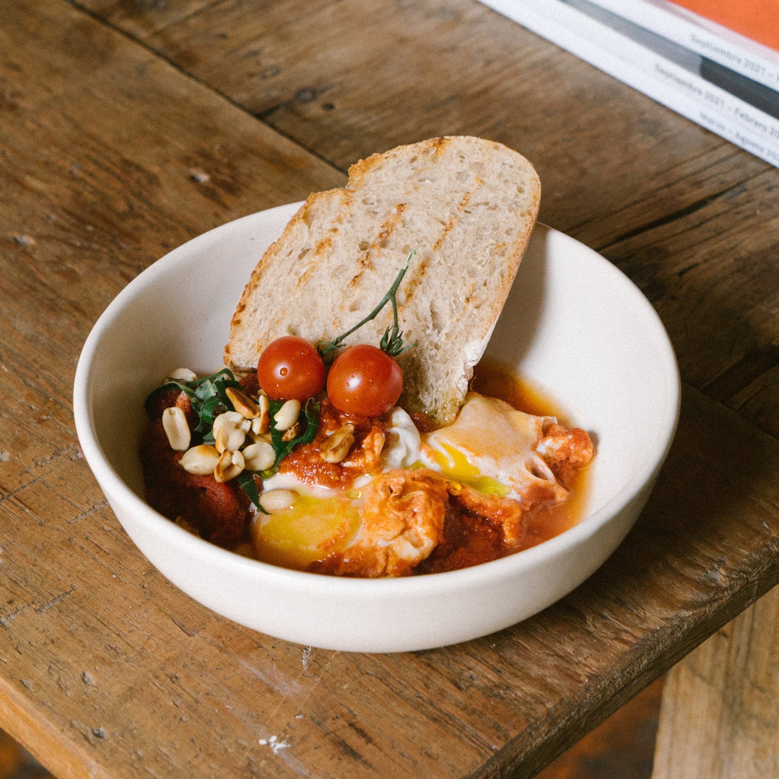 Shakshuka con chile morita y hoja santa