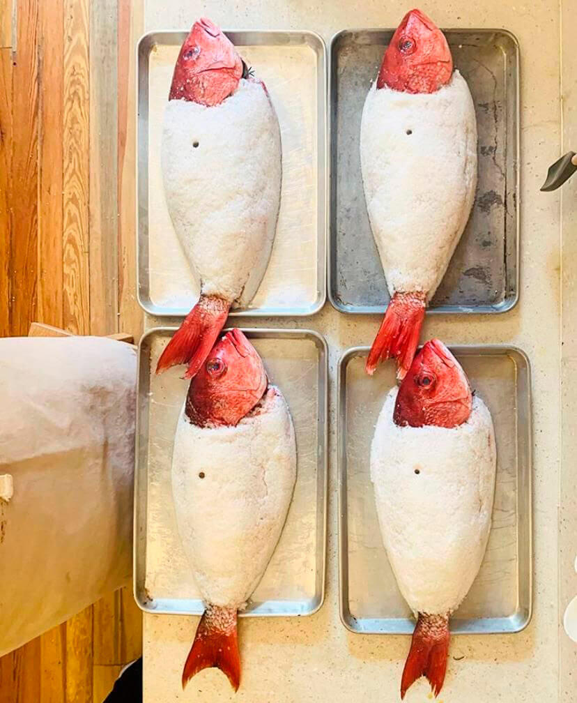 Pescado a la sal, ensalada arúgula y tarta tatin