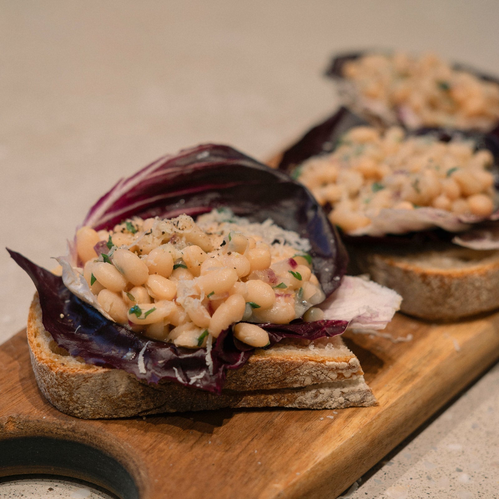 Toast de alubias con radicchio