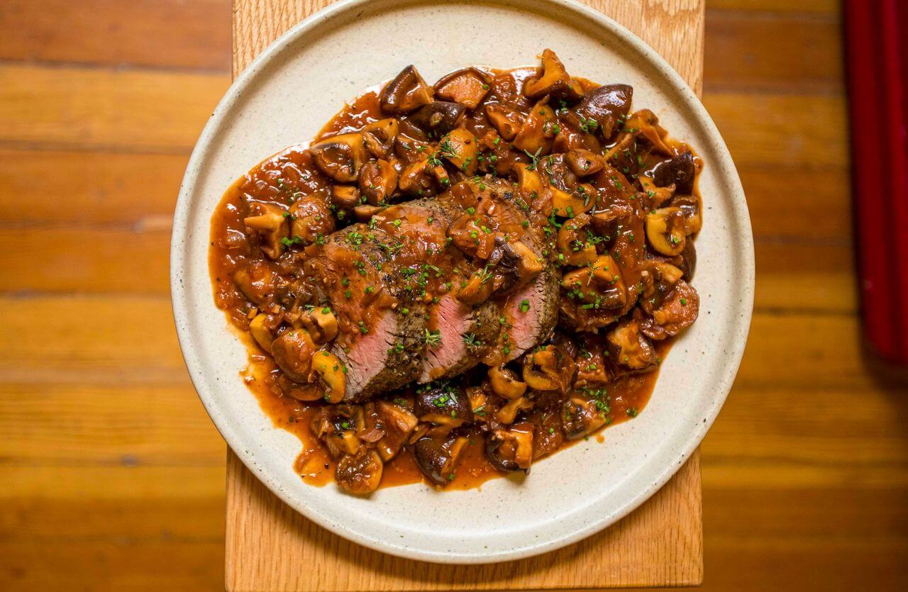 Lomo de res con vermut y hongos shiitake